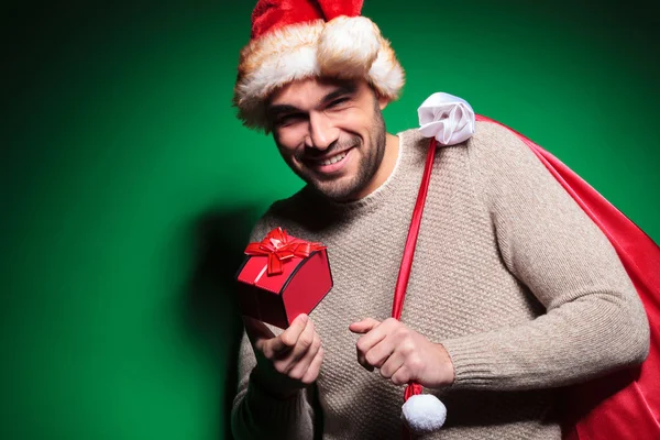 Weihnachtsmann ist enttäuscht über sein kleines Geschenk — Stockfoto