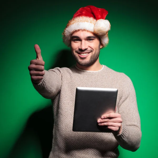 Julenissemann som gjør okey gester mens han leser på tavle – stockfoto
