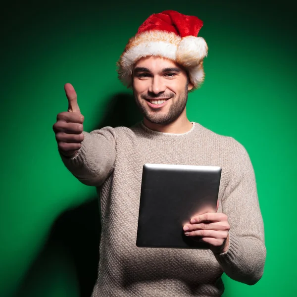 Santa mannen gör ok gest medan du läser på Tablet PC — Stockfoto