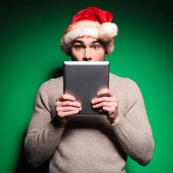 Weihnachtsmann ist beim Lesen auf Tablet geschockt — Stockfoto