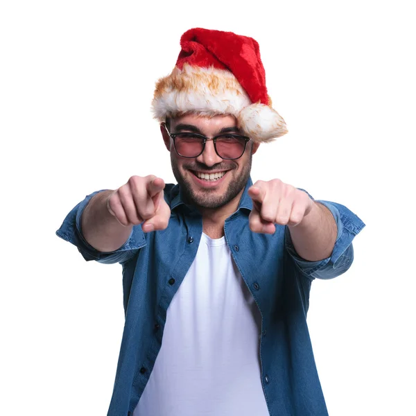 Uomo in cappello di Babbo Natale sta puntando le dita — Foto Stock