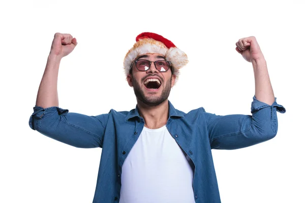 Schreeuwen man in Kerstman hoed is het winnen — Stockfoto