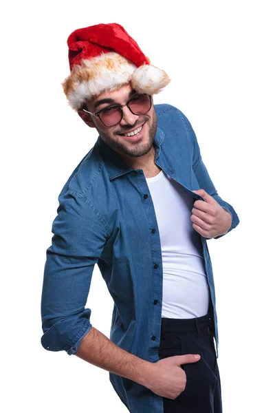 Mutlu bir genç adam Noel Baba şapkası içinde yan görünüm — Stok fotoğraf
