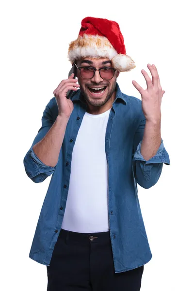 Surprised santa man is screaming on the phone — Stock Photo, Image