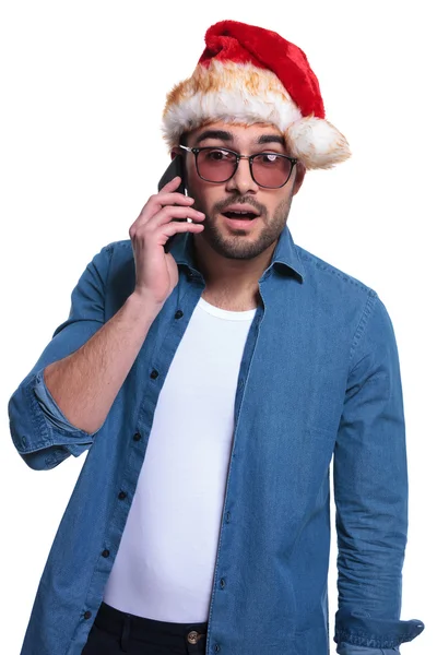 Surprised santa man talking on the phone — Stock Photo, Image