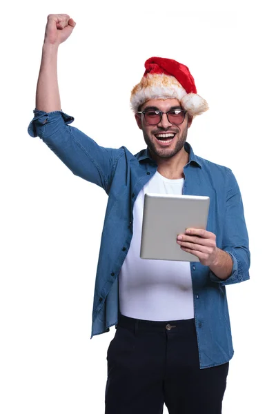 Lachender Mann im Weihnachtsmannmantel gewinnt — Stockfoto
