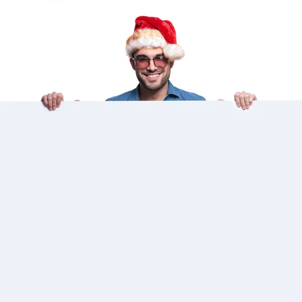 Happy santa man presenting big blank board — Stock Photo, Image
