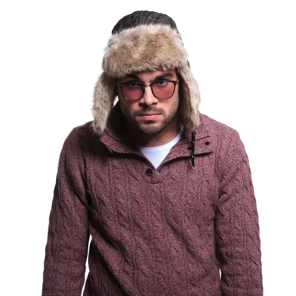 Arrabbiato giovane uomo in vestiti invernali e cappello di pelliccia — Foto Stock