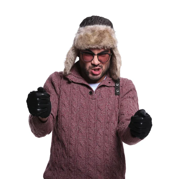 Man in bont hoed en lederen handschoenen is het besturen van een denkbeeldige race c — Stockfoto