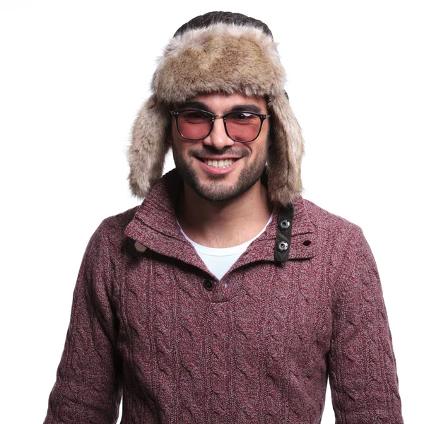 Uomo casual sorridente in abiti invernali e cappello peloso — Foto Stock