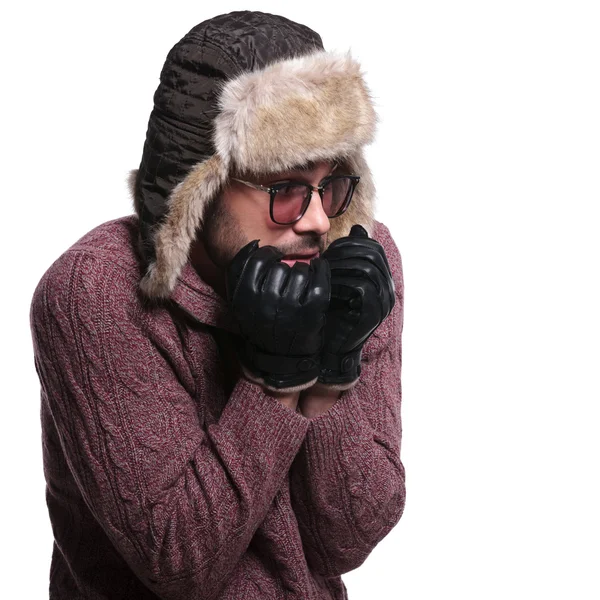 Lato di un giovane uomo preoccupato per il freddo — Foto Stock