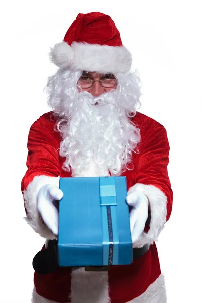 Santa claus oferecendo uma caixa de presente azul — Fotografia de Stock