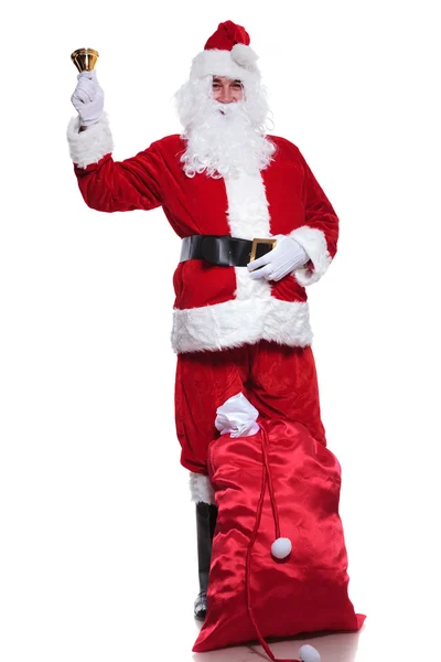 Санта Клаус отдыхает и звонит в колокол — стоковое фото