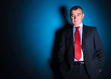 üzülmüş olgun iş adamı