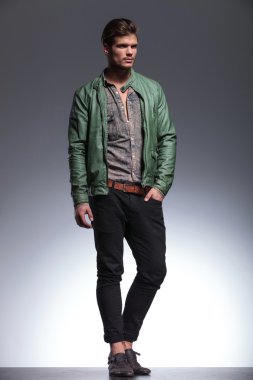 rahat kıyafetler içinde bir genç moda adam yan görünüm