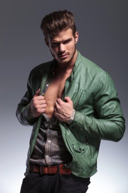 kaslı göğsünü gösterilen moda erkek