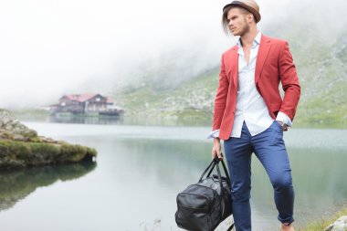 uzak göl kabin arayan genç bir adam tarafı