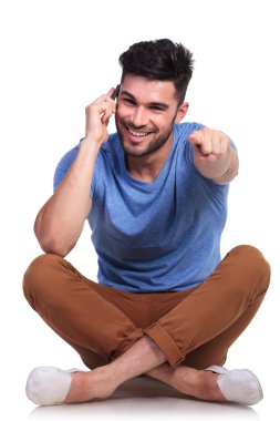 telefon oturmuş casual adam işaret ediyor