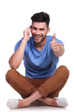 Evet ve ok yapma oturan adam