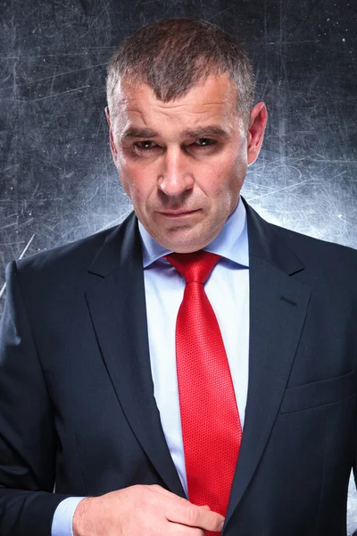 Old business man looking serious — Stock Photo, Image