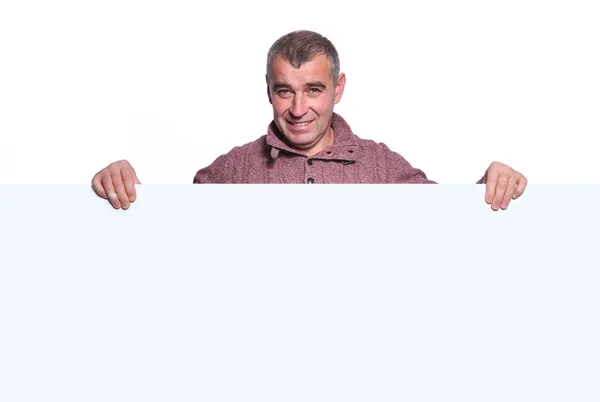 Sonriente anciano casual sosteniendo un gran tablero en blanco — Foto de Stock