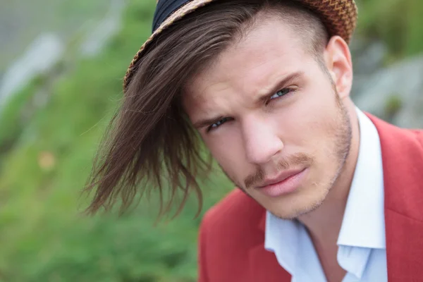 Close-up de um jovem bonito usando um chapéu — Fotografia de Stock