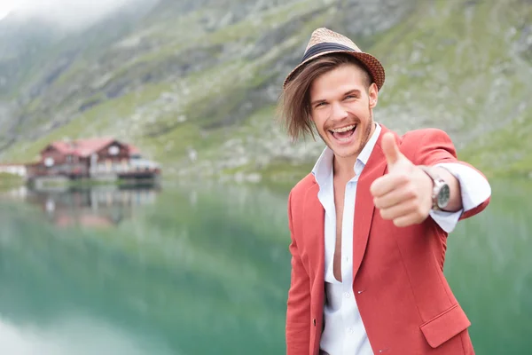 Uomo eccitato facendo il gesto ok vicino lago — Foto Stock