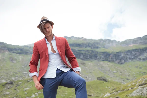 Homem casual com chapéu posando nas montanhas — Fotografia de Stock