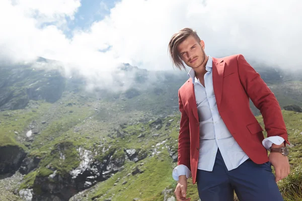 Joven sonriente en las montañas —  Fotos de Stock