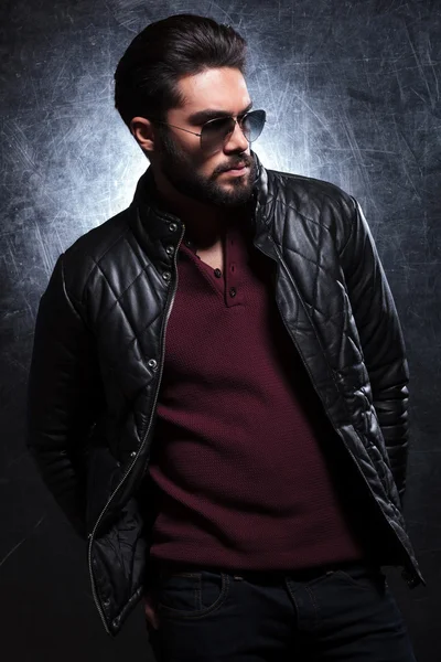 Side of a fashion man in leather jacket and sunglasses — Stock Photo, Image