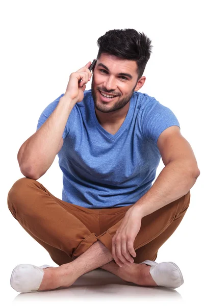 Casual adam cep telefonuyla konuşurken oturan — Stok fotoğraf