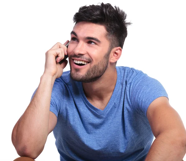 Homem casual falando ao telefone e olha para cima — Fotografia de Stock