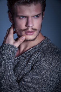 yüz uzağa bakarak bir dramatik Güzellik erkek modeli