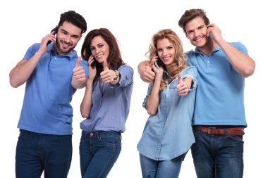 bir grup insan ok işareti telefonda yapma