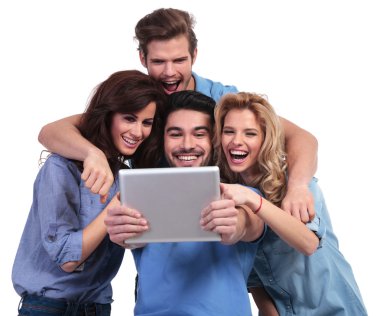 heyecanlı bir grup arkadaşıyla birlikte şaşırtıcı şeyler onların tablo üzerinde okuma