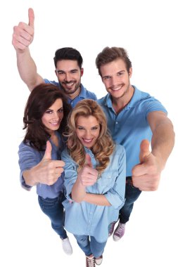 ok işareti yaparak insanların geniş açı resim