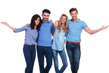sıradan insanların sizi karşılayan mutlu rahat grup