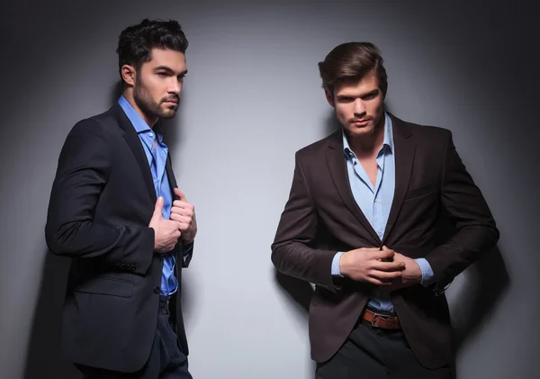 Dos modelos de moda masculina posando en estudio — Foto de Stock