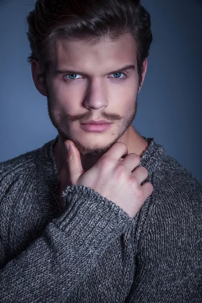 Rostro de un hombre de belleza con ojos azules — Foto de Stock