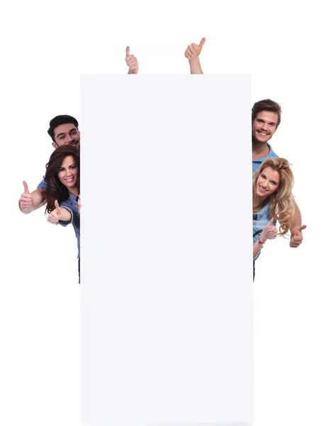 Casual People hinter einem großen Banner, das das Okay-Zeichen macht — Stockfoto