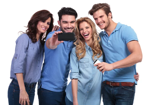 Sonriente hombre tomando una foto de sus amigos con el teléfono — Foto de Stock