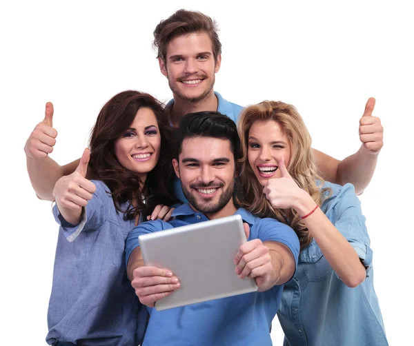 Casual grupp av människor som läser goda nyheter på deras tablett — Stockfoto