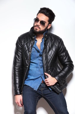 erkek deri ceket ve onun tarafına bakarak güneş gözlüğü
