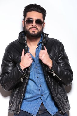 tasmasını çekerek deri ceketli adamı
