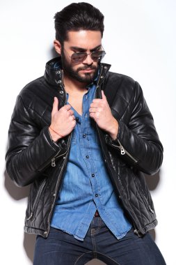 üzgün bir adam arıyor güneş gözlüğü