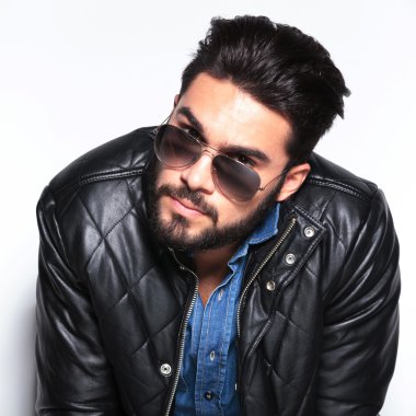 Kameraya bakarak gözlüklü kafa adam