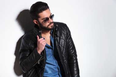 tasmasını çekerek dramatik manken