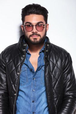 deri ceketli genç adamı şaşırtmak