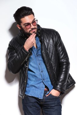 onun tarafına bakan dalgın casual adam