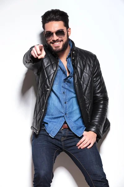 Man in leather jacket and sunglasses pointing his finger — Stock Photo, Image
